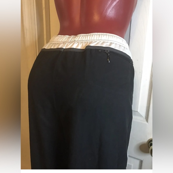 NIKE TRACK PANTS SIZE XL 16-18 WITH INTERNAL LINING BLACK, WHITE & GRAY - Picture 8 of 11